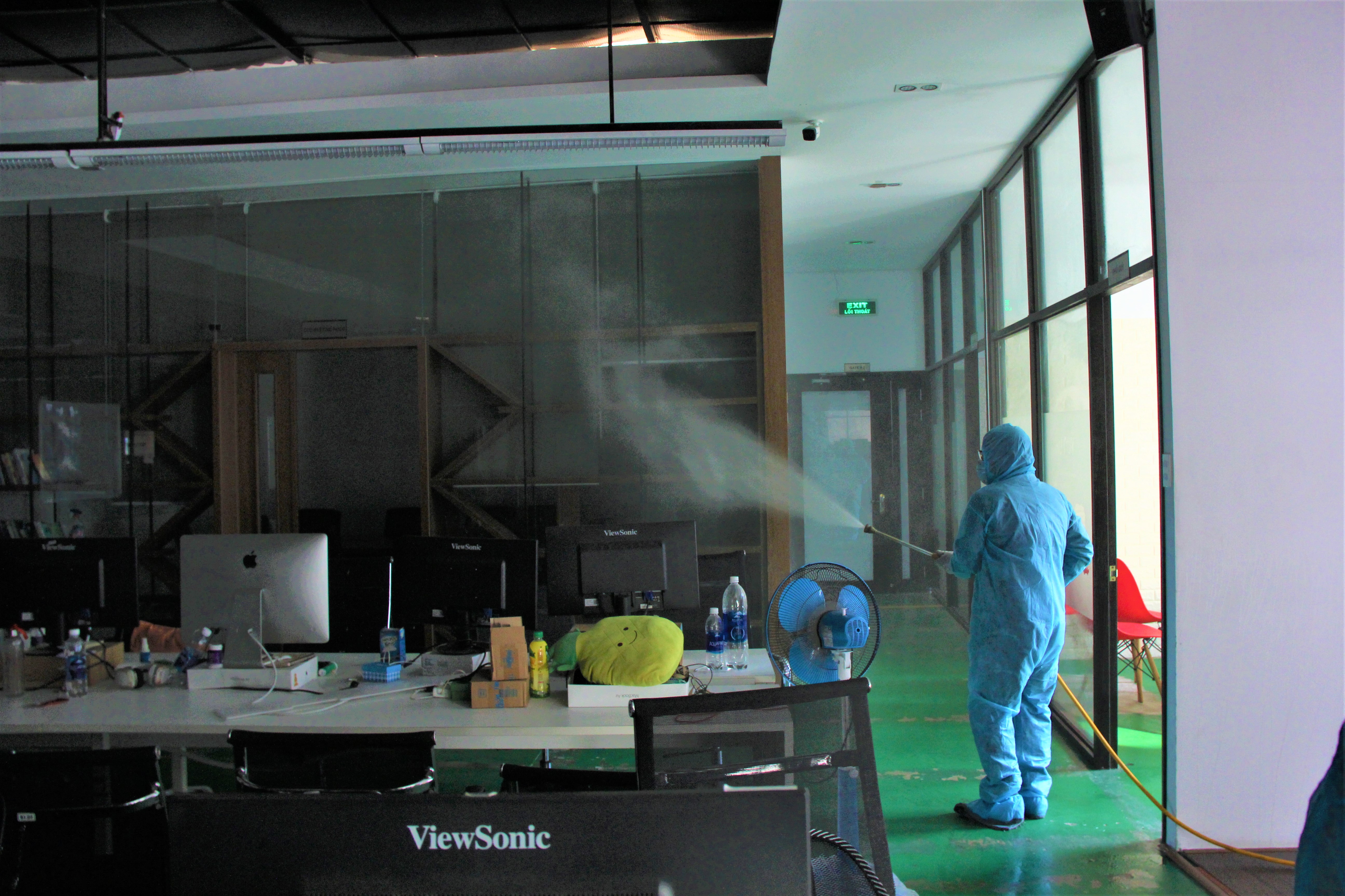 Đội Y học Dự phòng phun khử khuẩn tại nơi làm việc có ghi nhận ca nhiễm Covid-19.